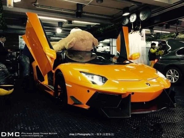 Кому подарили Lamborghini с плюшевым медведем на крыше ?