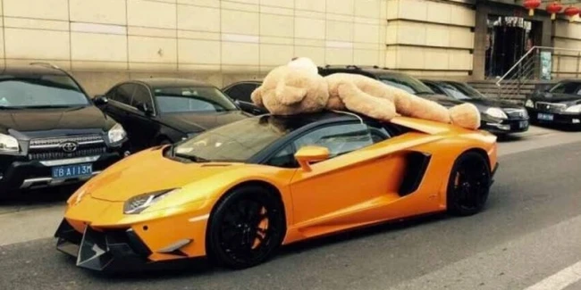 Кому подарили Lamborghini с плюшевым медведем на крыше ?