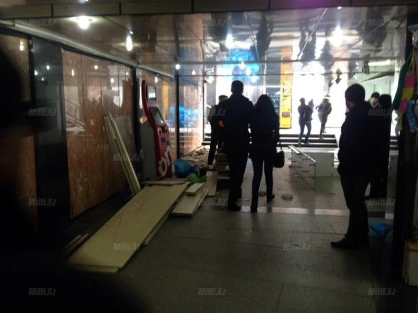 В подземном переходе около Аздрамы ликвидируют торговые ларьки