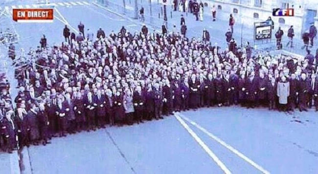 Совместное шествие политиков и народа в Париже оказалось фальшивкой