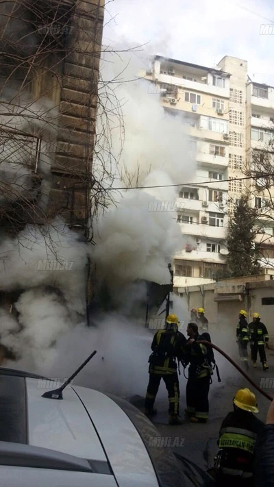 В Баку произошел пожар в магазине