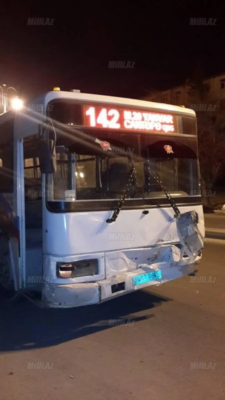 В Баку автобус врезался в автомобиль