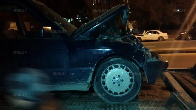 В Баку автобус врезался в автомобиль