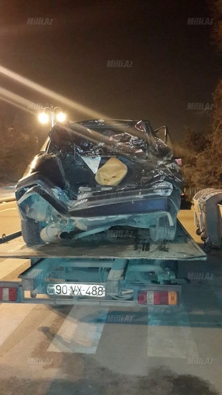 В Баку автобус врезался в автомобиль