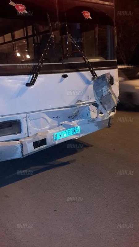В Баку автобус врезался в автомобиль