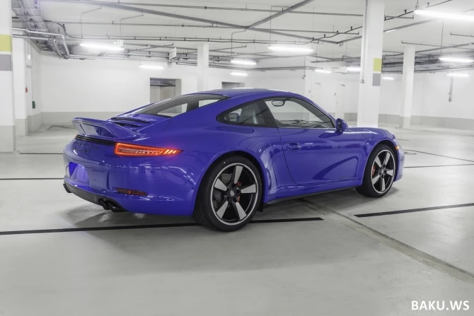 В юбилей Porsche 911 примерил клубный пиджак
