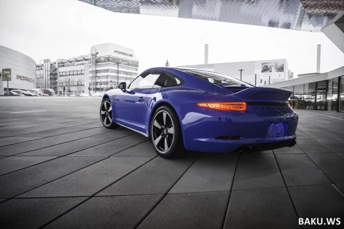 В юбилей Porsche 911 примерил клубный пиджак