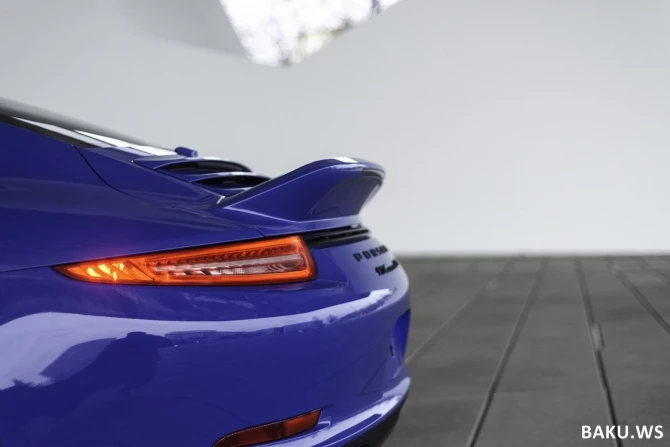 В юбилей Porsche 911 примерил клубный пиджак