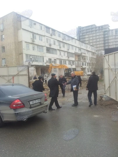 В Баку сносят незаконные пристройки к домам