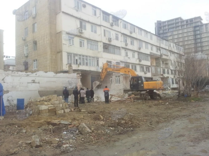 В Баку сносят незаконные пристройки к домам