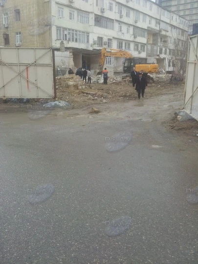 В Баку сносят незаконные пристройки к домам