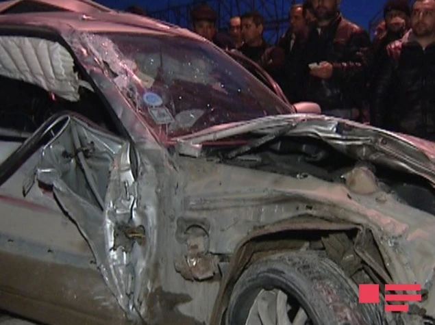 В Баку Mercedes врезался в грузовик