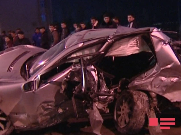 В Баку Mercedes врезался в грузовик