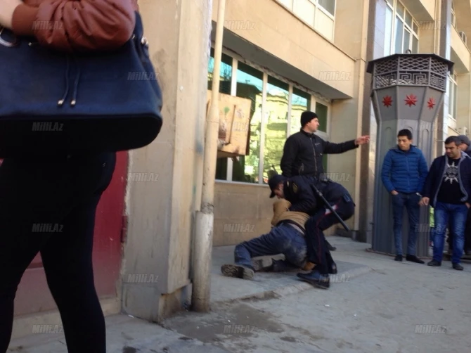 В Баку задержан мужчина, нападавший на прохожих у метро