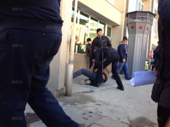 В Баку задержан мужчина, нападавший на прохожих у метро
