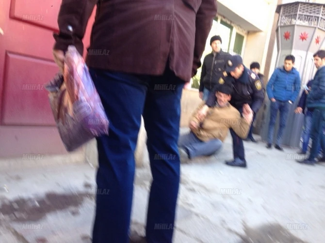 В Баку задержан мужчина, нападавший на прохожих у метро