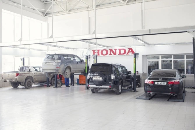 Японcкие автогиганты – на проспекте Бабека