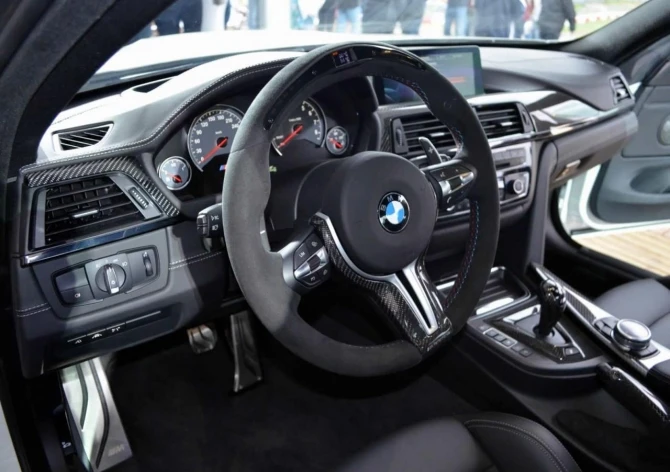 BMW M4 демонстрирует свой уникальный цвет и неистовый драйв (видео)