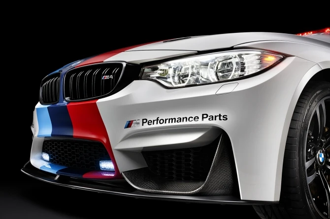 BMW M4 демонстрирует свой уникальный цвет и неистовый драйв (видео)