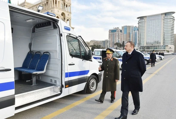 Ильхам Алиев осмотрел новые полицейские автомобили