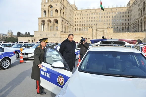Ильхам Алиев осмотрел новые полицейские автомобили