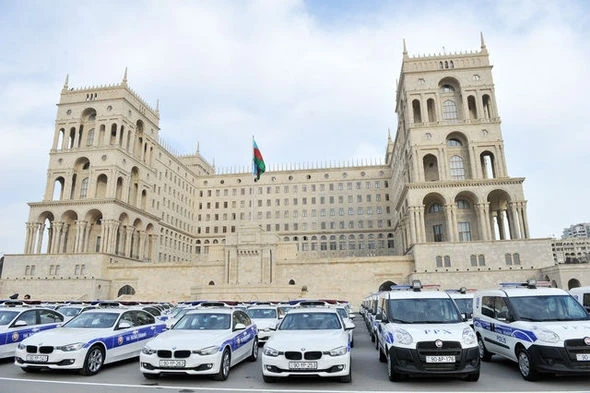Ильхам Алиев осмотрел новые полицейские автомобили