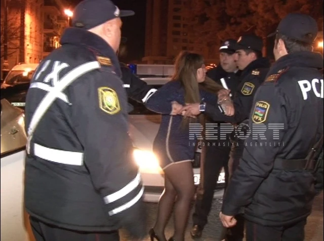 В Баку пьяная женщина-водитель подралась с полицейскими