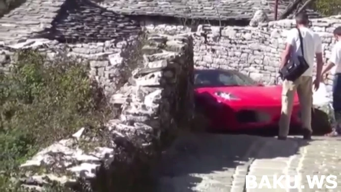 Ferrari F430 застрял на узкой улице (видео)