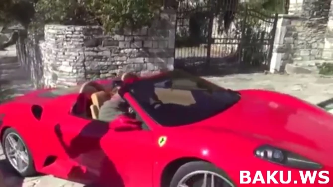 Ferrari F430 застрял на узкой улице (видео)