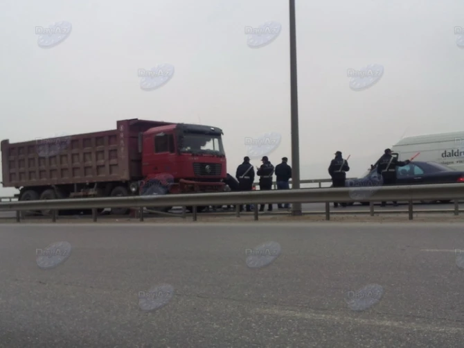 На Бакинской кольцевой дороге из-за ДТП образовалась пробка