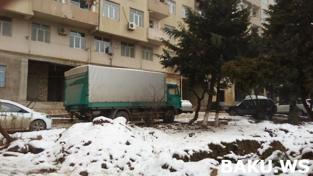 В Баку глыбами льда разбито несколько десятков автомобилей (видео)