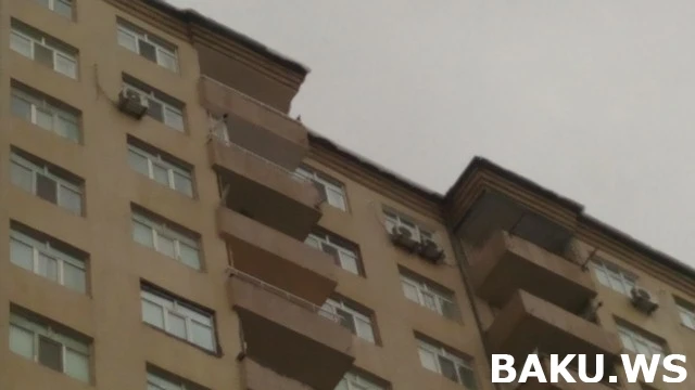 В Баку глыбами льда разбито несколько десятков автомобилей (видео)