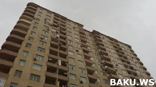 В Баку глыбами льда разбито несколько десятков автомобилей (видео)