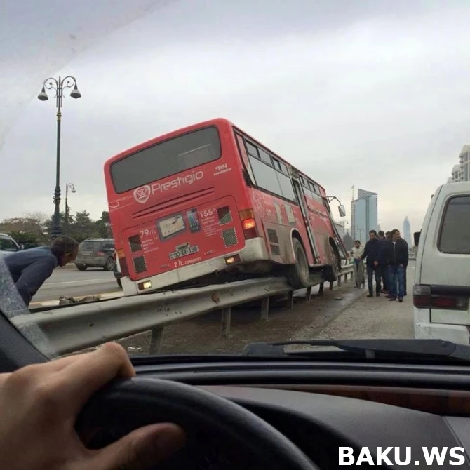В Баку пассажирский автобус врезался в ограждение