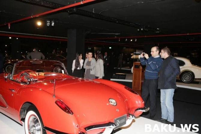 В Баку прошла выставка классических автомобилей