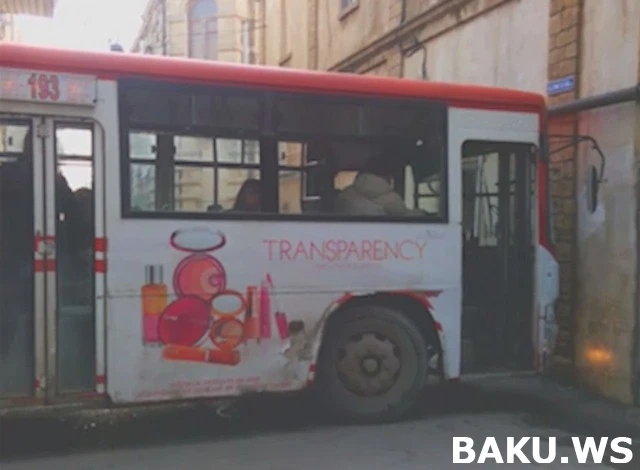 В Баку автобус совершил ДТП при попытке объехать 
