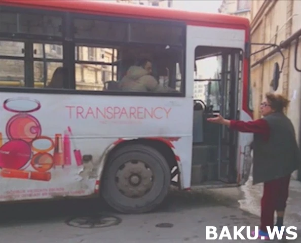 В Баку автобус совершил ДТП при попытке объехать 