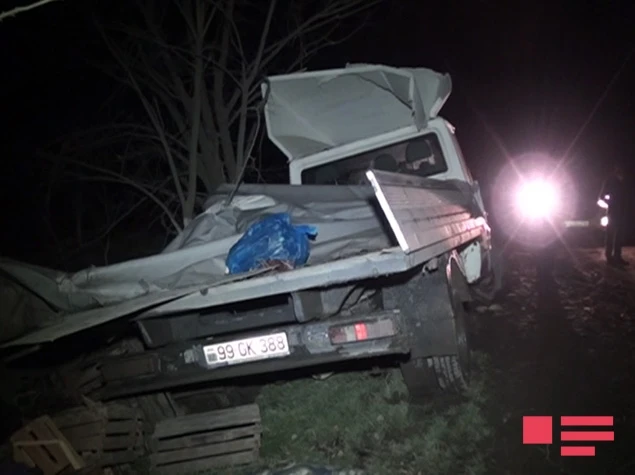 В Хачмазе грузовик врезался в дерево