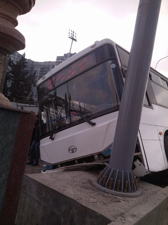 В Баку пассажирский автобус совершил тяжелое ДТП, есть раненые