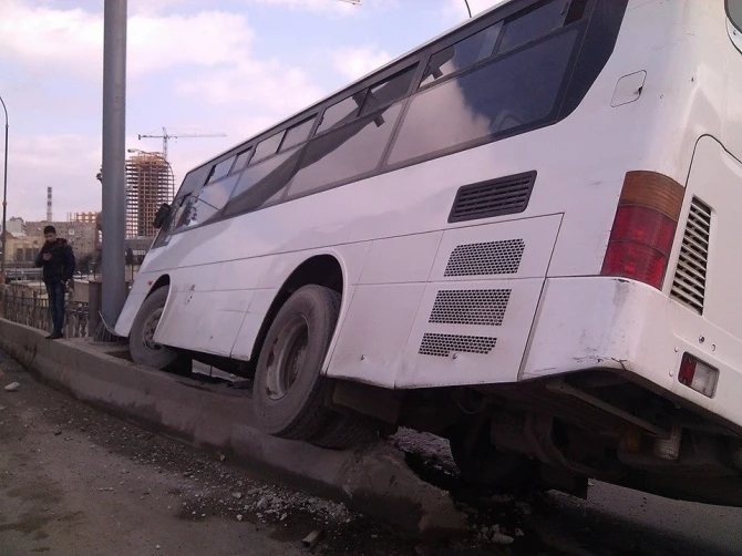 В Баку пассажирский автобус совершил тяжелое ДТП, есть раненые