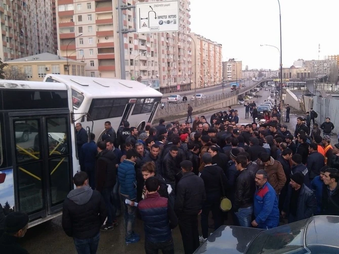 В Баку пассажирский автобус совершил тяжелое ДТП, есть раненые