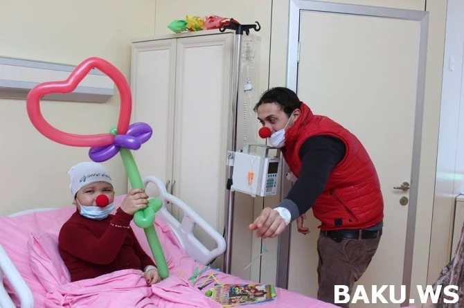 Кямран Размовар и его друзья навестили детей в Детском отделении Онкоцентра Баку