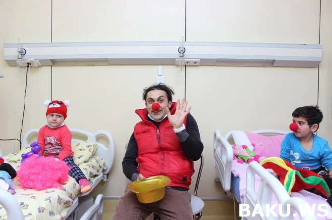 Кямран Размовар и его друзья навестили детей в Детском отделении Онкоцентра Баку