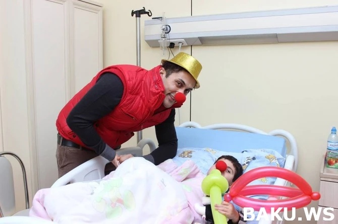 Кямран Размовар и его друзья навестили детей в Детском отделении Онкоцентра Баку