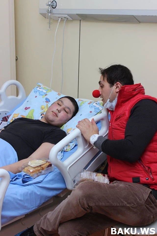 Кямран Размовар и его друзья навестили детей в Детском отделении Онкоцентра Баку