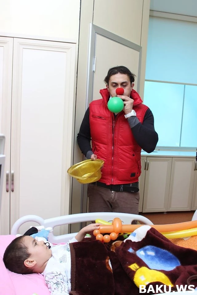 Кямран Размовар и его друзья навестили детей в Детском отделении Онкоцентра Баку