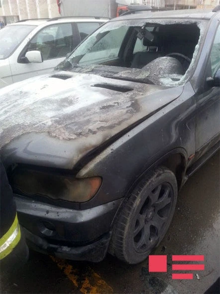 В Баку сгорел BMW X5