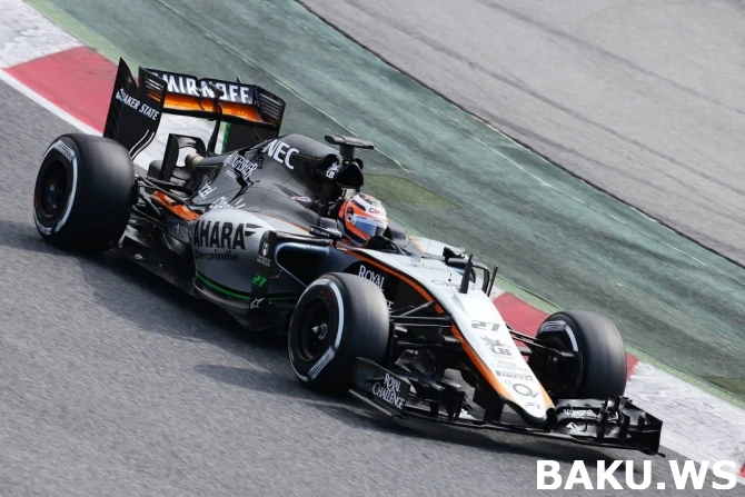 Mercedes выглядел непобедимым во второй день заездов F1