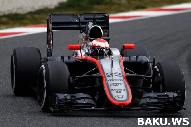 Mercedes выглядел непобедимым во второй день заездов F1