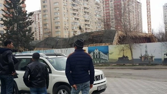 В Баку обрушились бетонные конструкции строящегося торгового центра